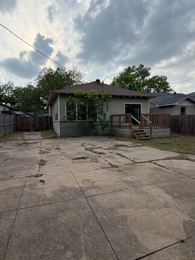 Building Photo - Stylish 2/2 Bungalow with Modern Kitchen & Spacious Backyard