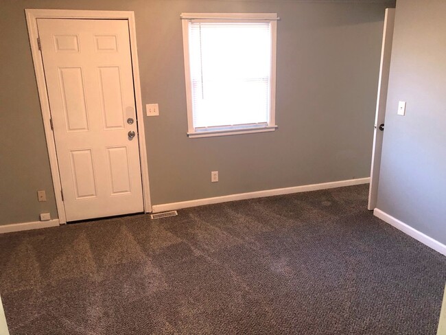 Building Photo - MOVE-IN READY!! 3-4 Bed, 1.5 Bath House wi...