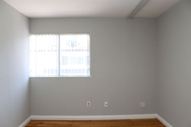 Building Photo - Spacious 3B/2.5BA UTC Townhouse w/ Garage,...