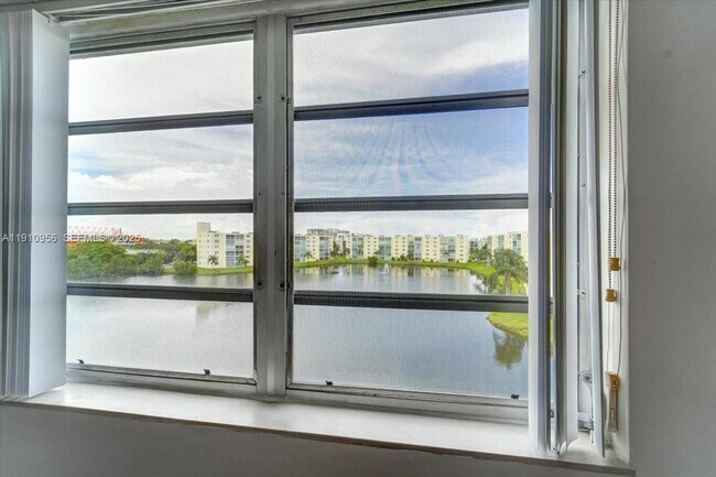 Building Photo - 141 SE 3rd Ave