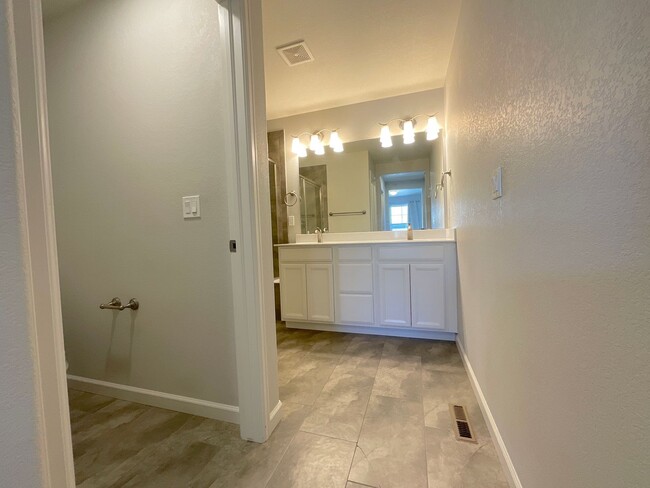 Building Photo - 2 Master Suite Townhome Available Near Voy...