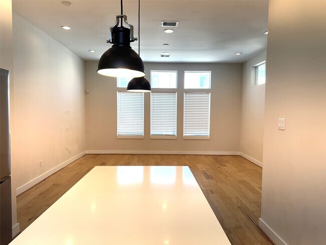 Building Photo - 5338 Donovan Gdns Ln