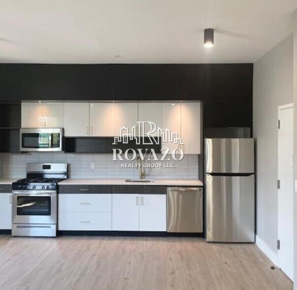 Building Photo - 502 William St