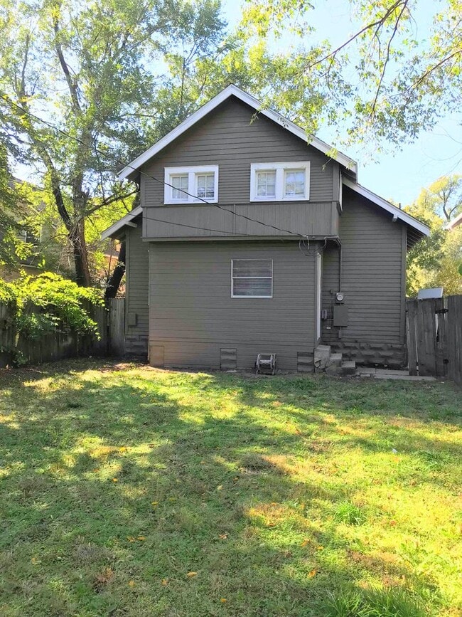 Building Photo - 2 Bedroom 1 Bath Home