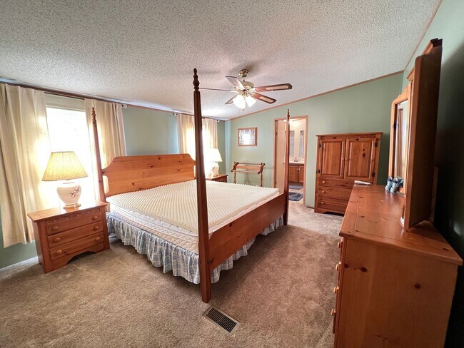 Building Photo - Fully Furnish with a relaxing LAKE access!
