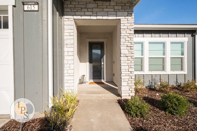 Building Photo - Madera Riverstone Home, 3BR/2BA, SOLAR, Community Pool, New Elementary School in Community!