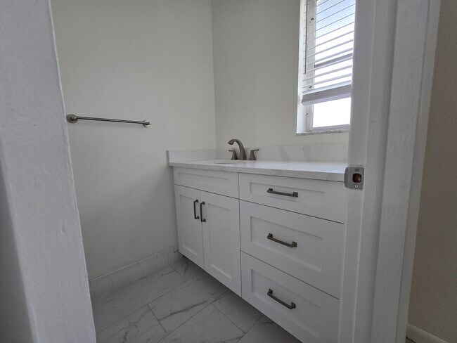 Building Photo - 800 Ibis Way