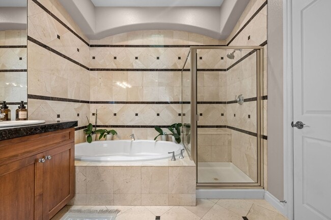 Building Photo - Gorgeous top-level condo in Cherry Creek!