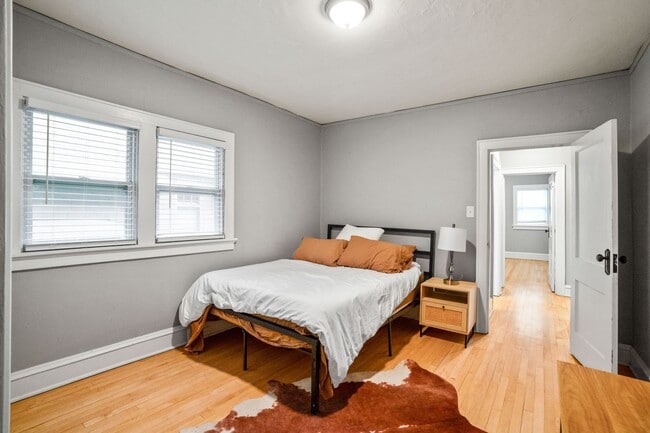 Building Photo - Rare quality UWM Flat , Walk to Campus!