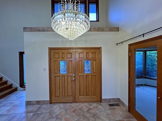 Building Photo - Gated Sound view home Des Moines area, 4 bed plus den 2.5 bath 3900 s/f, Available NOW!!!