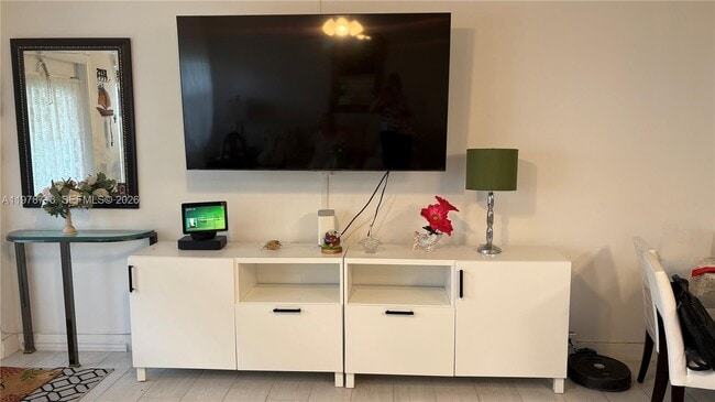 Building Photo - 98 Westbury E