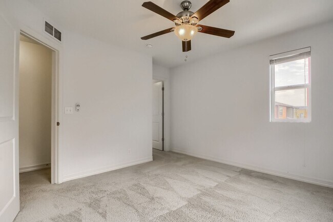 Building Photo - Beautiful 3 bedroom townhome in Central Pa...