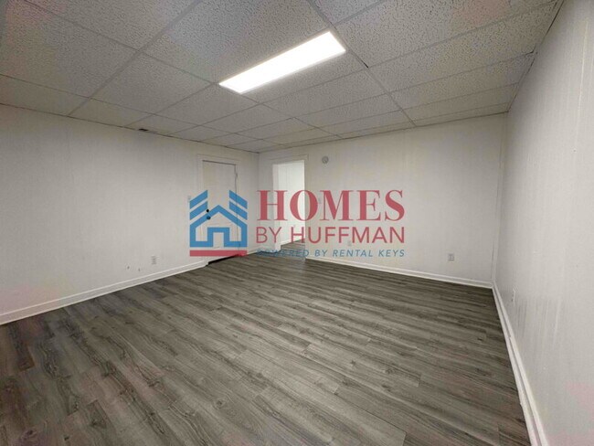 Building Photo - Downstairs One Bedroom | Duplex