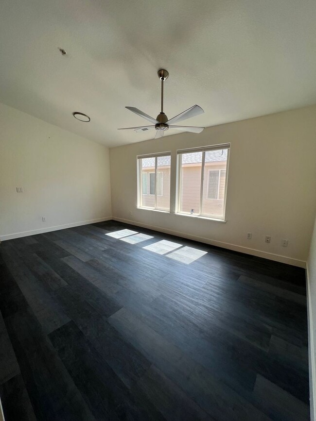 Building Photo - 437 Harris Ln