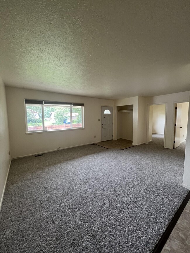 Building Photo - 617 W Fern Ave