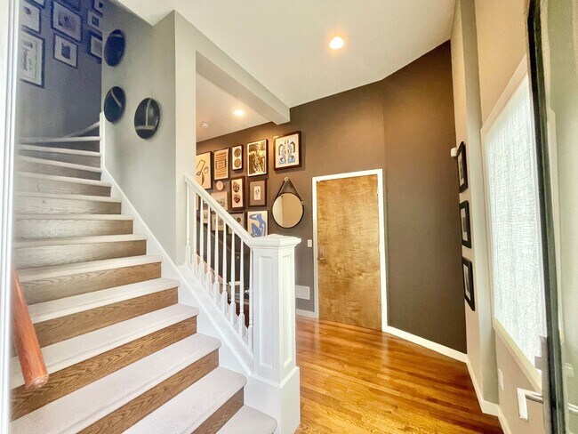 Building Photo - 3BR/2.5BA INCOMPARABLE Views!!! Prime Corona Heights Residence! 2 car parking and laundry! PROGRE...