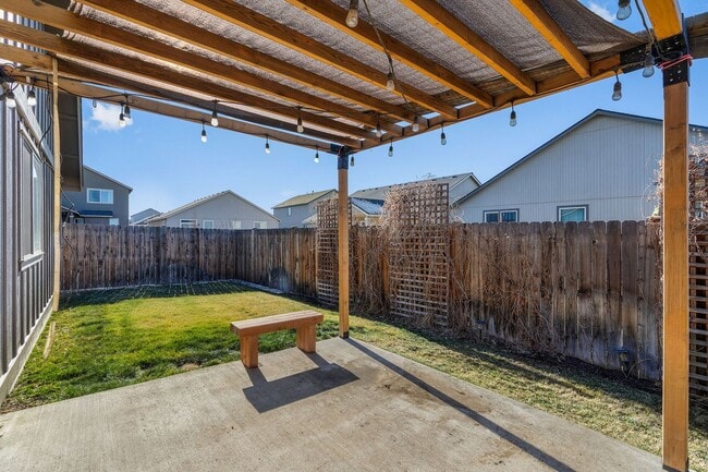 Building Photo - 4 Bed 2.5 Bath Single level - Fenced