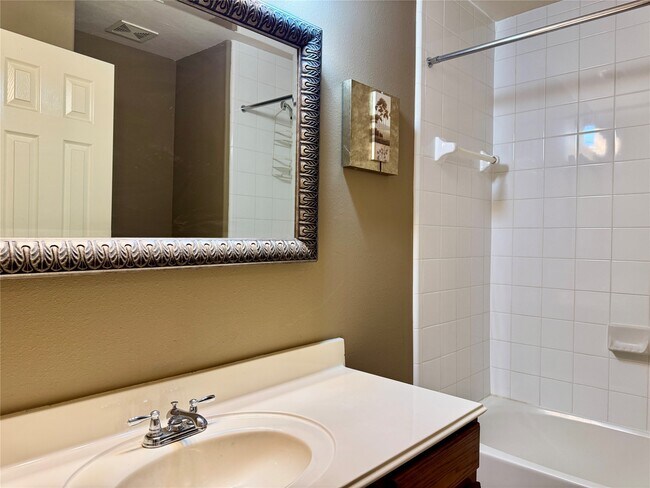 Building Photo - 2711 Lakecrest Way Dr