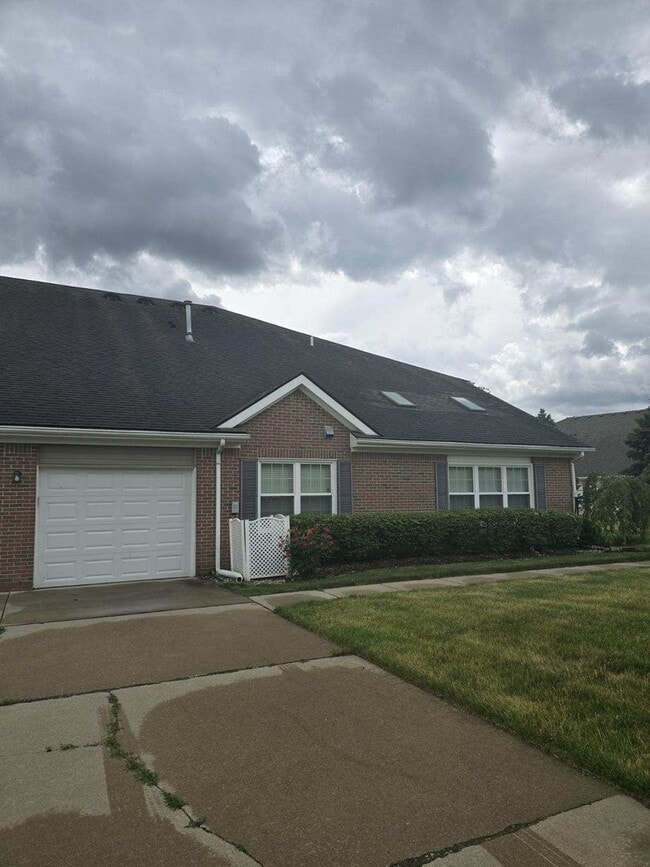 Building Photo - 3 BEDROOM 3 BATHROOM CONDO IN BELLEVILLE A...