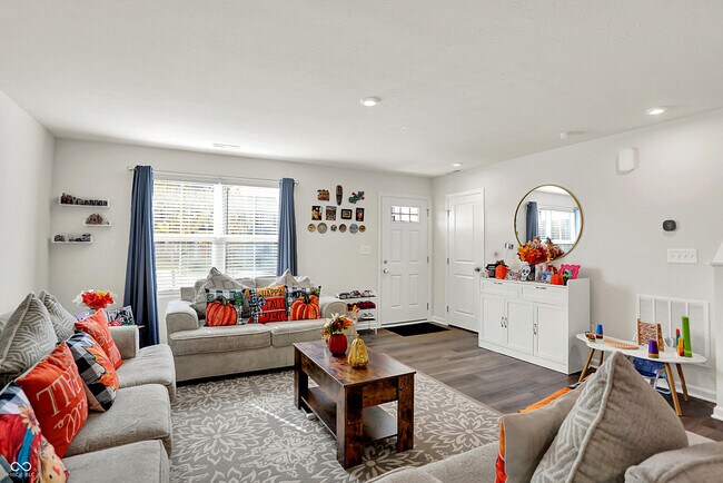 Building Photo - 910 Red Hls Ct