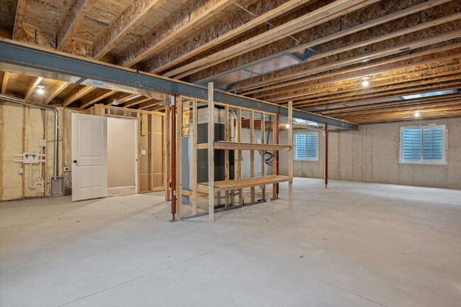 Building Photo - Like New Single Family Home!