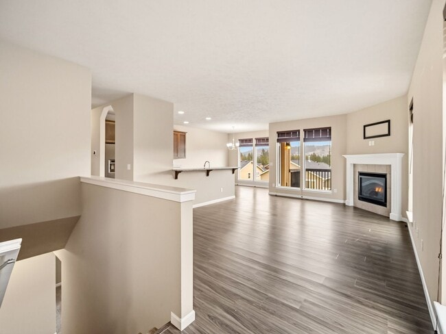 Building Photo - Spacious 5-Bedroom Home with Private Yard & Parking in Spokane