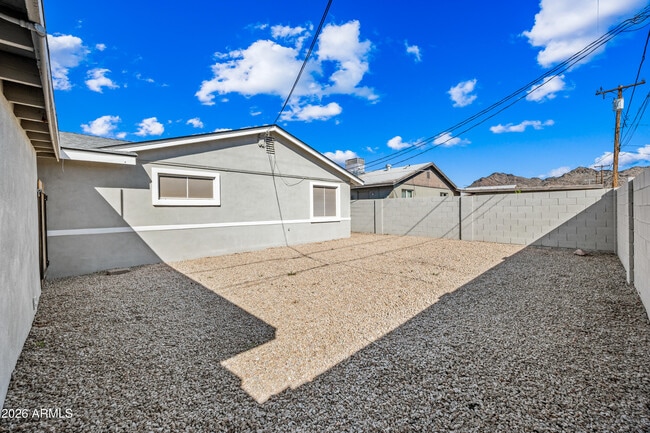 Building Photo - 837 E Alice Ave