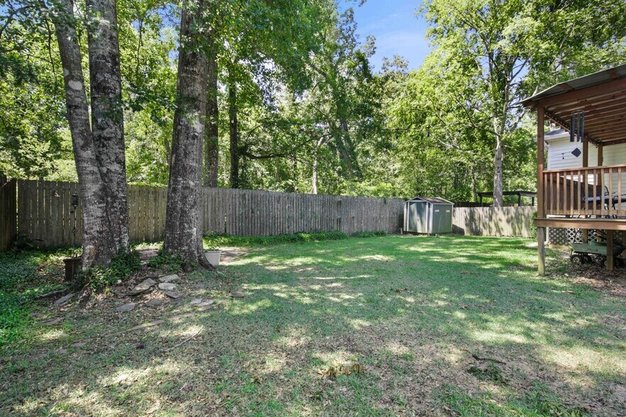 Building Photo - 102 Woods Dr