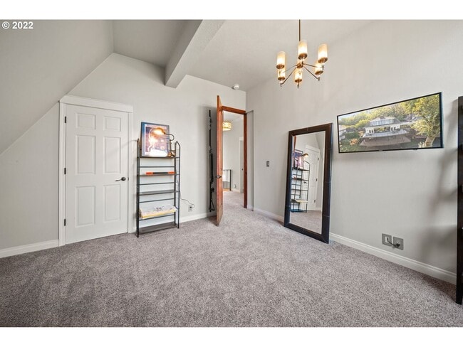 Building Photo - 5 bedroom 4 Bathroom Spectacular Townhome ~ Parking, A/C and More!