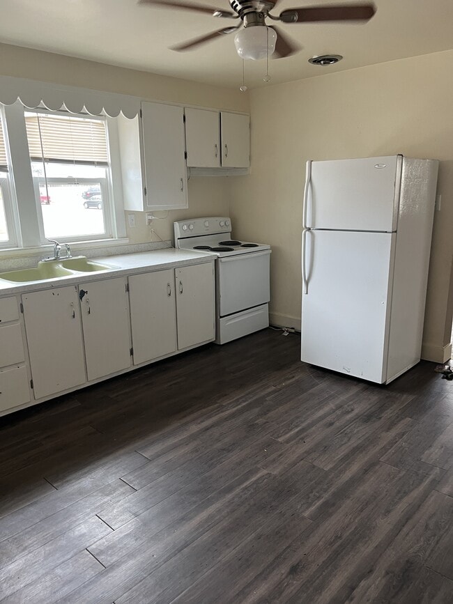 Building Photo - 921 E 8th Ave