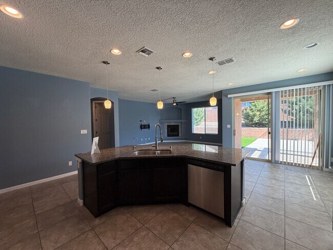 Building Photo - 4 Bedroom Single Story Home Available Near Golf Course Rd & Southern Blvd!