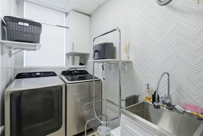 Building Photo - 454 Fernwood Rd