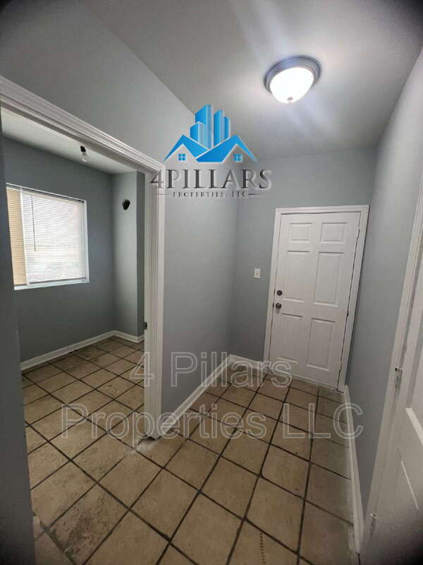 Building Photo - 3904 Deodar St