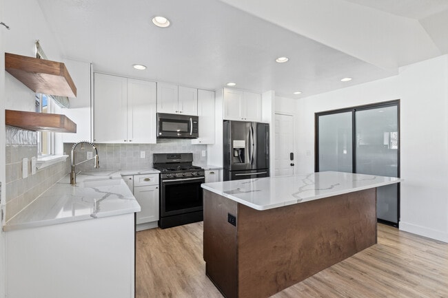 Building Photo - 1572 S Bridle Path Loop