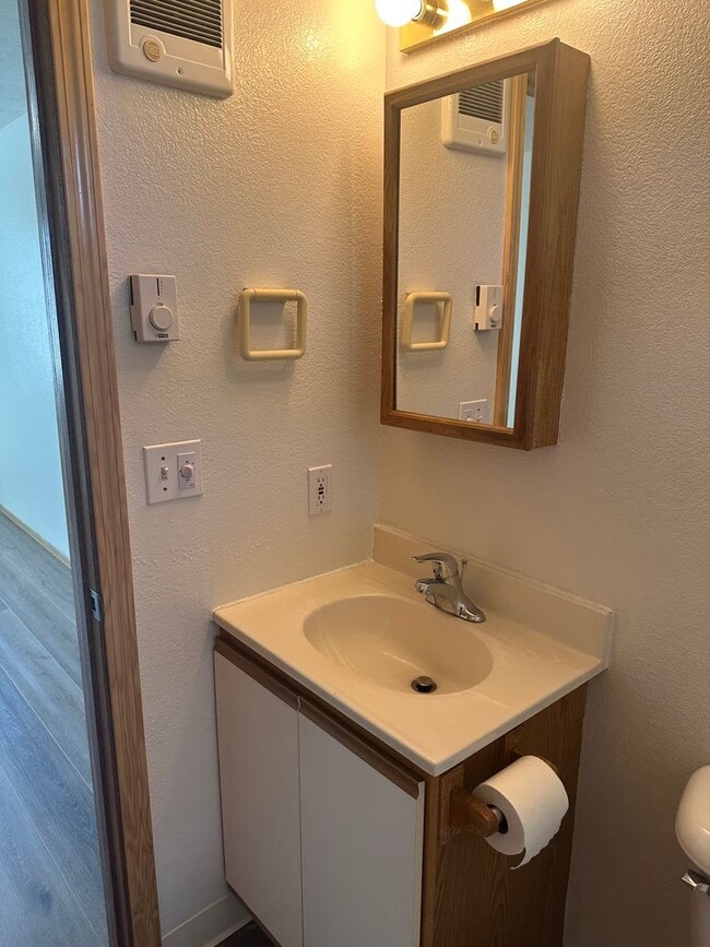 Building Photo - Freshly updated 3 bedroom 2 bathroom duple...