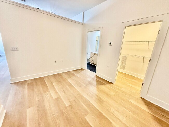 Building Photo - MOVE IN NOW OCTOBER RENT FREE - 1 Bedroom ...