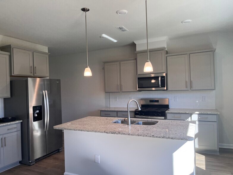 Building Photo - 2811 Farmhouse Dr