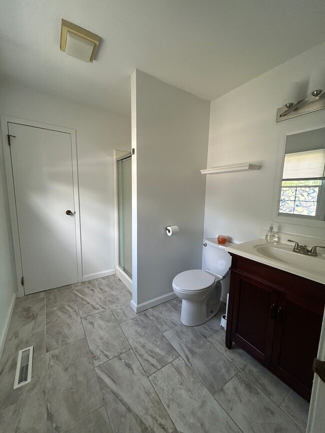 Building Photo - 537 Windrift Dr