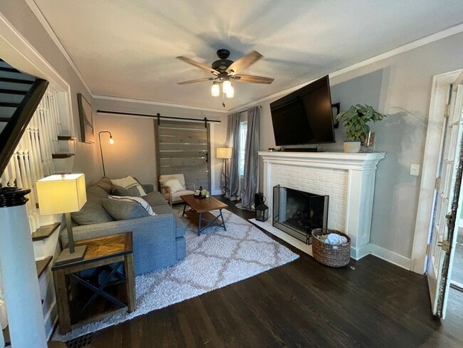 Building Photo - Large bright and clean Brookside home