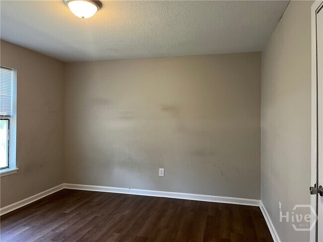 Building Photo - 120 Pinehurst Ct