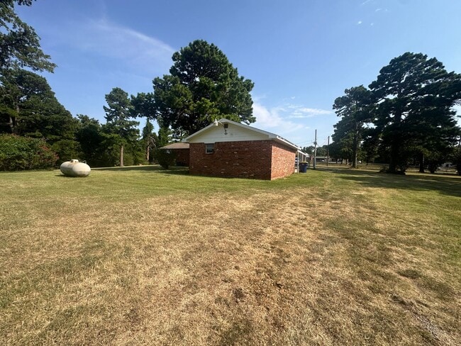 Building Photo - 16881 Beau-Kay Dr