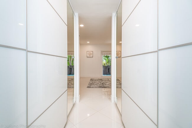 Building Photo - 1510 SE 14th Ct