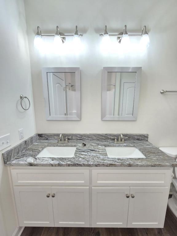 Building Photo - 111 Amelia Cir