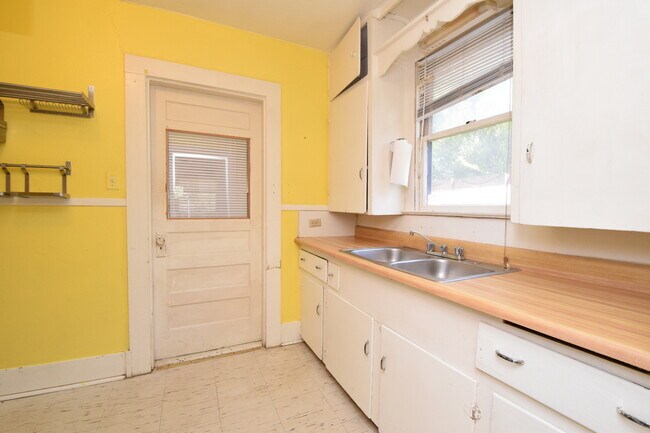 Building Photo - North Loop Gem! - Available April