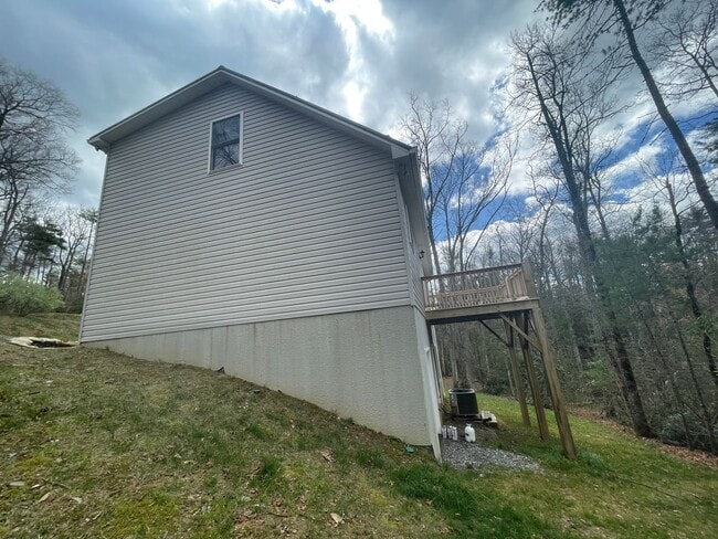 Building Photo - 350 Pinewood Circle