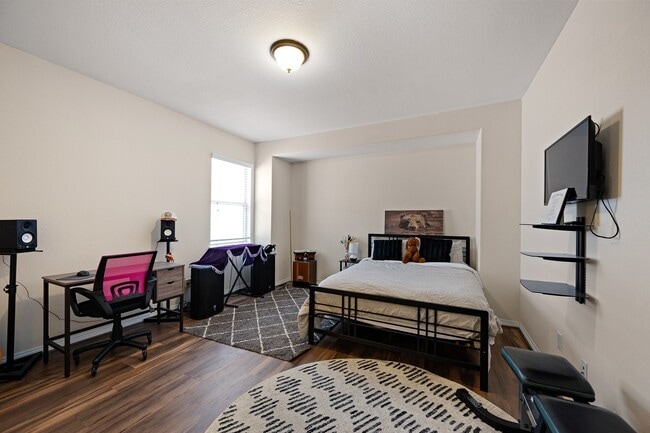Building Photo - 4627 Miramar Dr