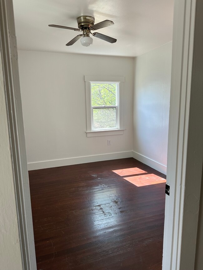 Building Photo - 909-902 Stillman Ave