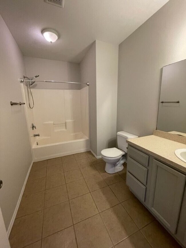 Building Photo - 4 Bedroom Walk out Basement Duplex in Ozark!