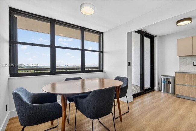 Building Photo - 2555 Collins Ave