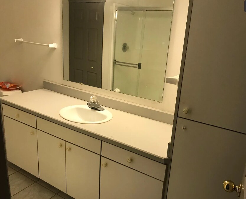 Bathroom - 5830 S Kelly Ave